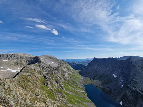 Mot Månvasstinden, Dyrdalsvatnet og Trollvasstinden