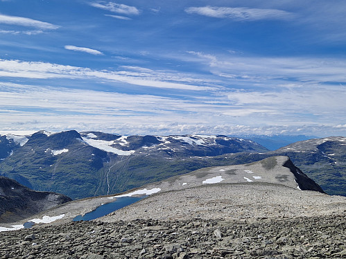 Mot Meleinibba, hadde håpa eg kunne gå på litt snø, men vart nokre km i stein. Ser mellom anna Ceciliekruna