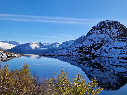 Nykkjevatnet, Sætrenibba til høgre