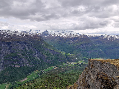 Frå Tussen, ser rett ned i Fortunsdalen
