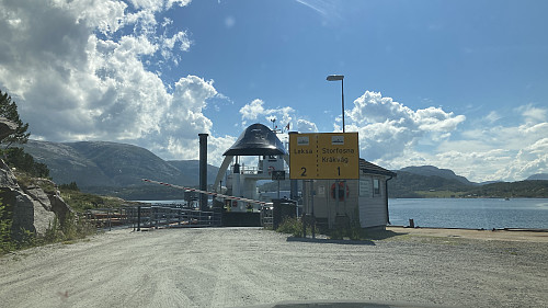 M/F Nidaros kommer til land på Vernes ved Agdenes