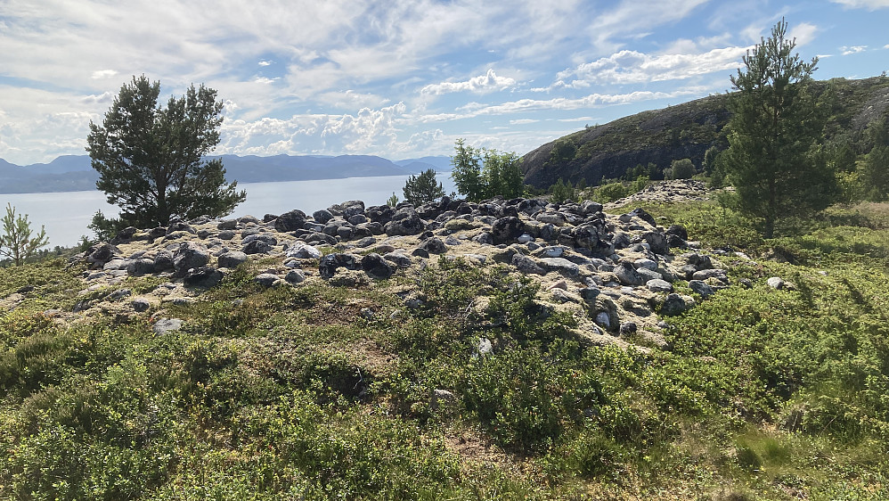 Steinrøysene som mest sannsynlig er tufter etter boplasser fra  eldre steinalder