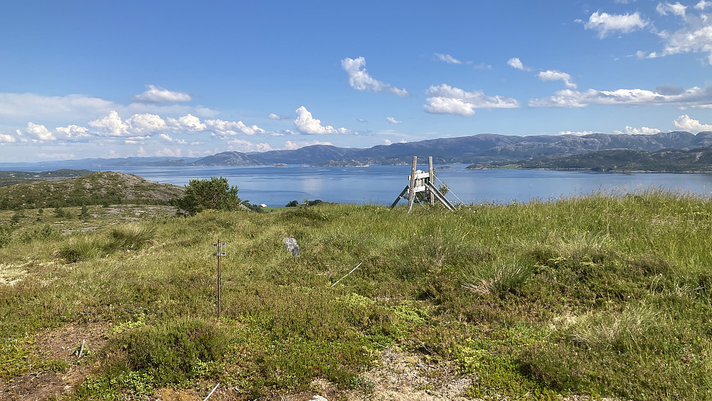 Trig-merket med stativet i bakgrunnen
