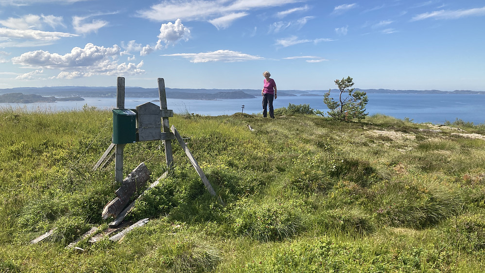 Astrid ved trig-merket på Jøtuldalskallen
