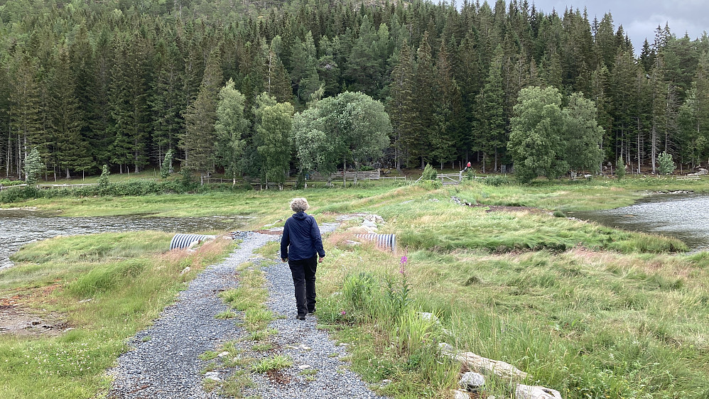 Astrid på vei over fyllingen mot Sundsøya