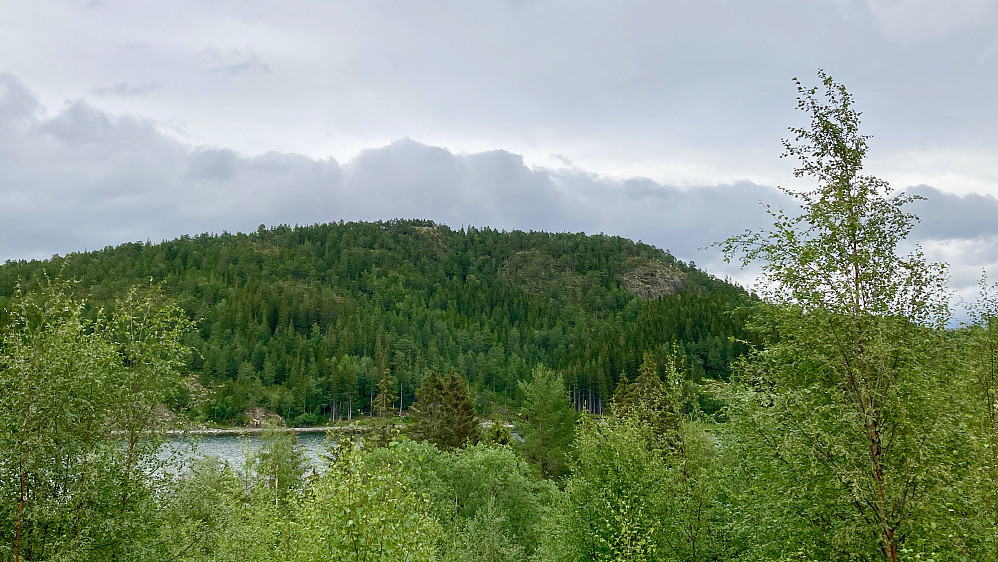 Tilbakeblikk mot Sundsøya fra fastlandsiden. Det lyse partiet mot høyre er bergveggen vi rundet på turen opp. Topp-området midt i bildet