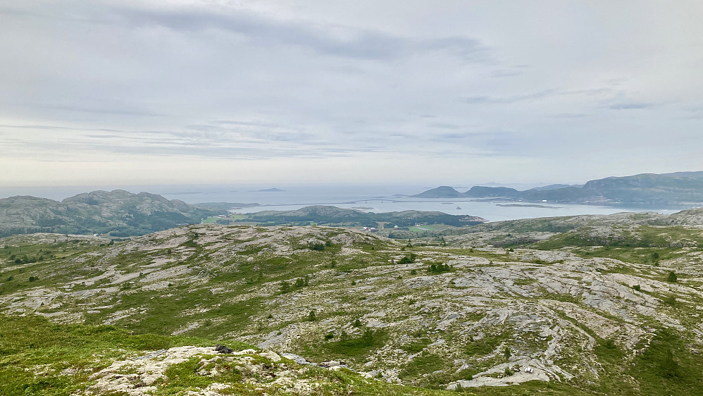 Fint og lettgått terreng på Linesfjellet. Broen mellom Stokkøya og Linesøya skimtes i bakgrunnen