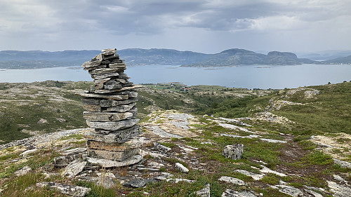 Stor varde litt vest for bratt parti