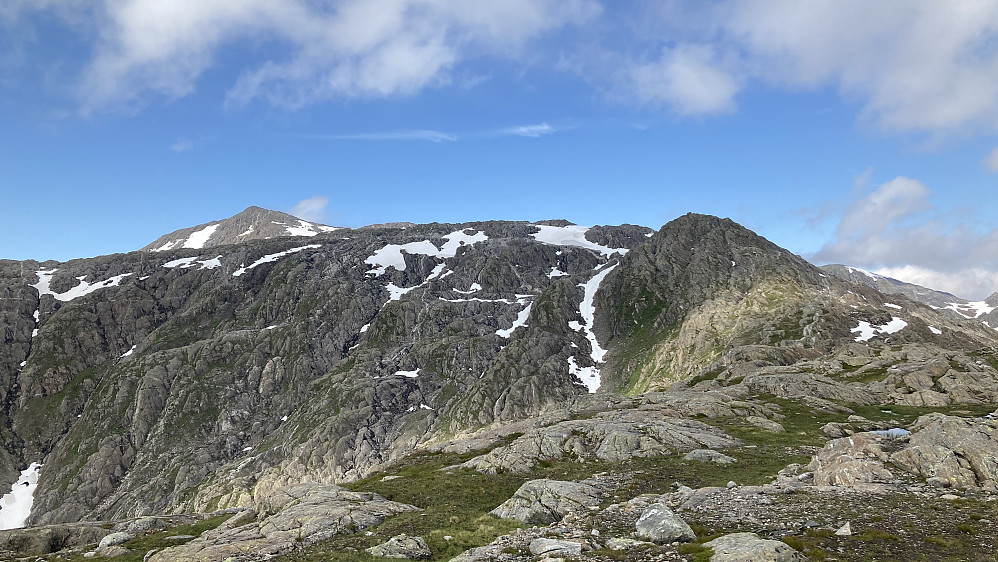 Terrenget vest for 820-vatnet. Ruten videre går langs fjellformasjonene til høyre, men i flanken øst for den avrundete 939-toppen. Breivasstinden i bakgrunnen til venstre - enda et stykke igjen å gå!