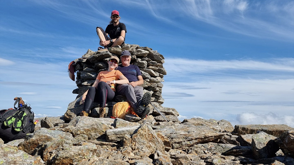 En glad og meget fornøyd gjeng (Harald, Astrid og jeg) på Breivasstinden. Selvutløser