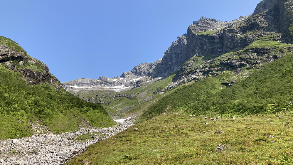 Høyere oppe i dalen. Ruten går opp mot fjellryggen til venstre (SV-ryggen av Regndalstind) i bildet