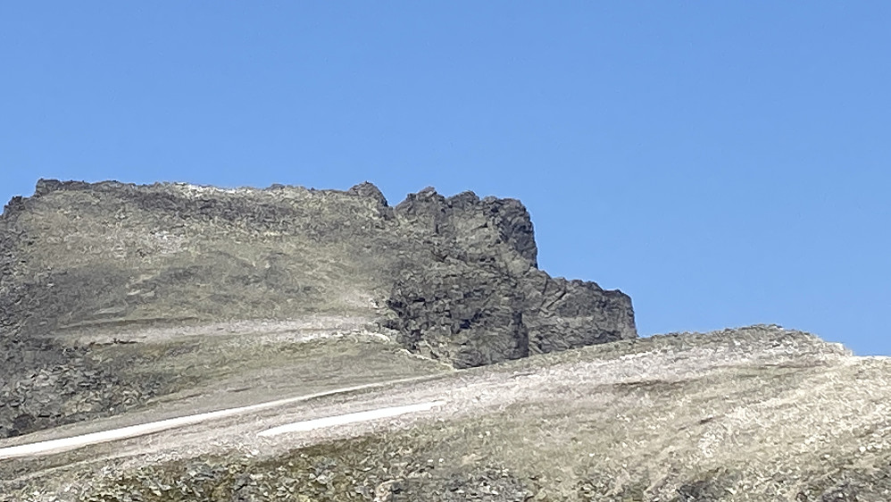 Store, lettgått flater oppover mot Råna. Midt i bildet fra venstre vardetoppen, NØ2 og NØ3