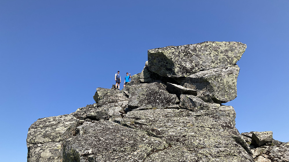 Lars og Nils Helge på toppen av NØ2. Foto fra østskråningen