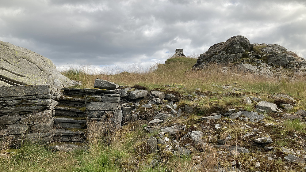 Trapp opp til Kronborg fra VNV. På flaten over sto hytten Kronborg fra 1912 - ca. 1990. Fjellknausen med "uthuset" i bakgrunnen