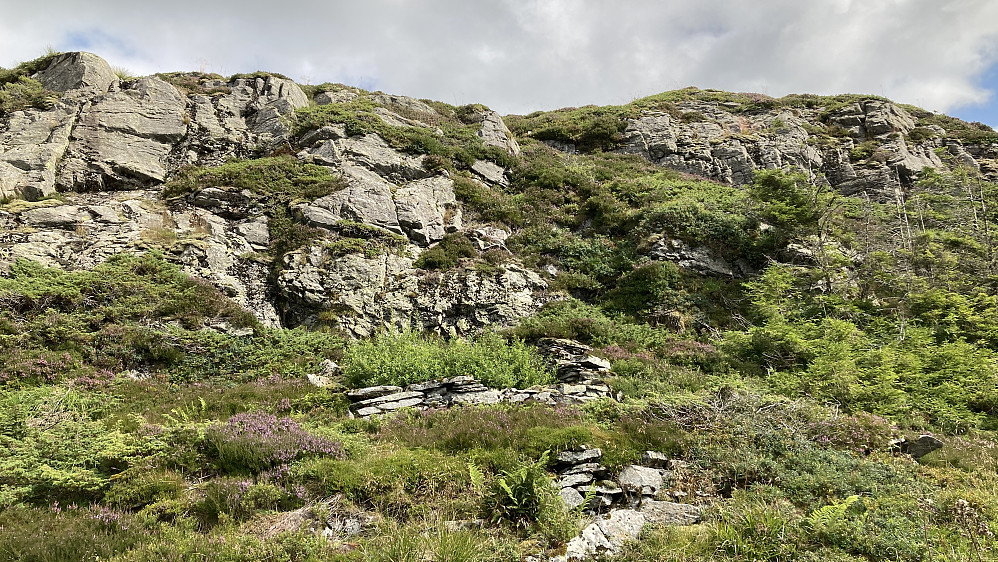Murene etter Ladehytten ligger kloss inntil fjellskrenten øst for nordenden av Lille Tindvann
