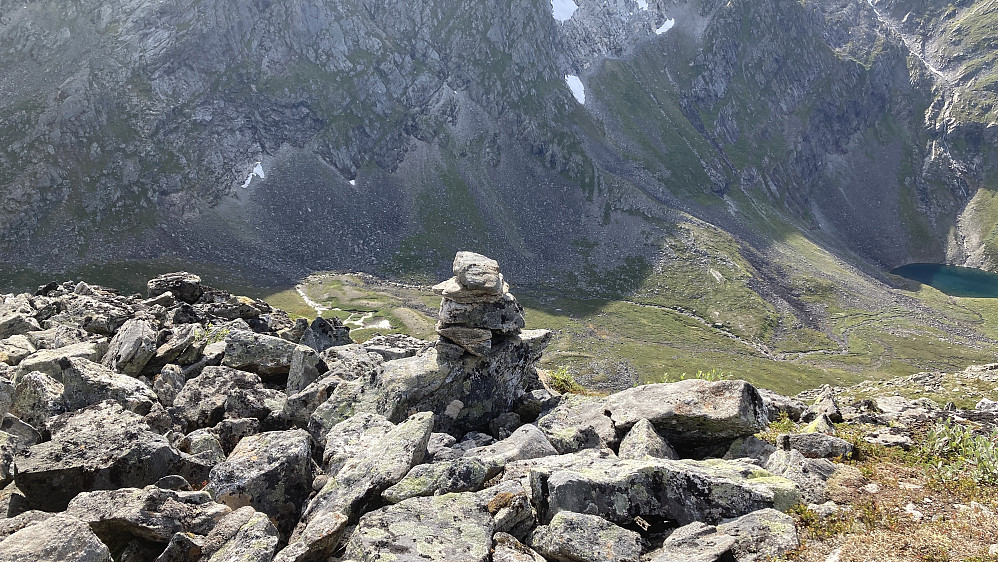 Varde på ca. 1200 moh nederst på vestryggen av Seljebottstinden. Ser nedover mot Uriskarbottsvatnet helt nede mot høyre