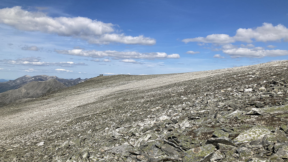 Topp-området på Seljebottstinden består utelukkende av stein! Foto fra varde i sør mot nord der de tre dominerende vardene er bygget