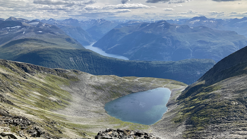 Vilt og vakkert ned mot Gullakoppen 973 fra sørsiden av toppen. Norddalsfjorden og Tafjorden i bakgrunnen