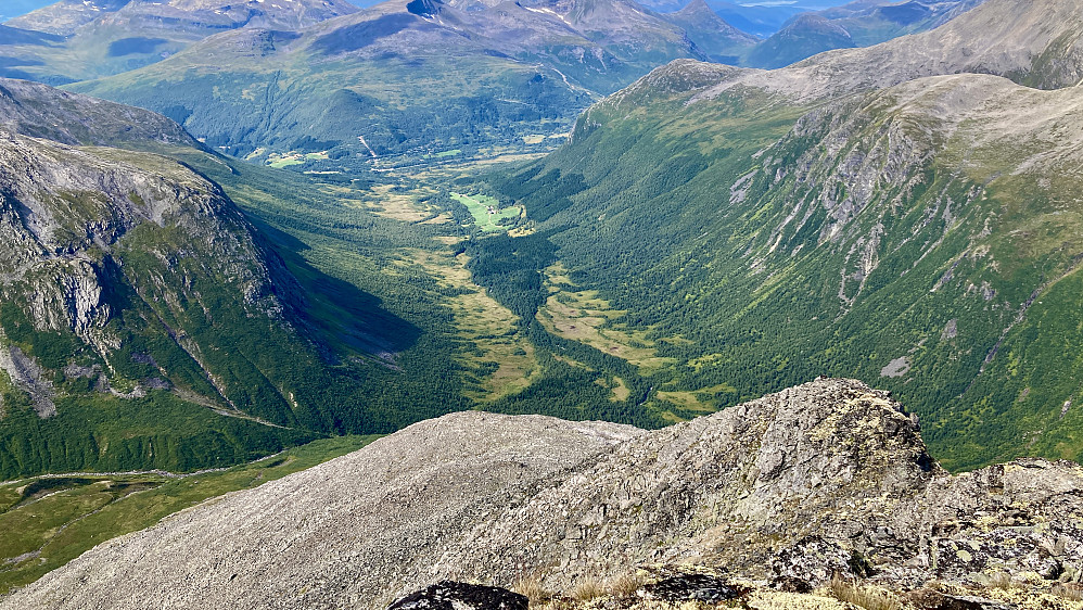 Utsikt fra toppen langs NNV-ryggen mot Seljebotn i nordvest