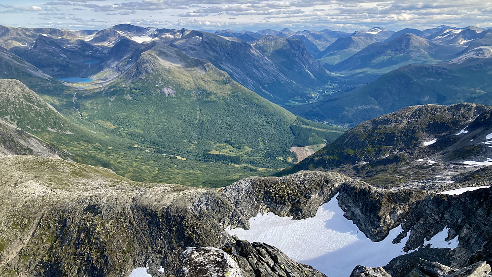 Utsikt østover fra toppen. Valldalen og Valldalssætra mot venstre. Hovedveien mot Trollstigen lenger mot høyre