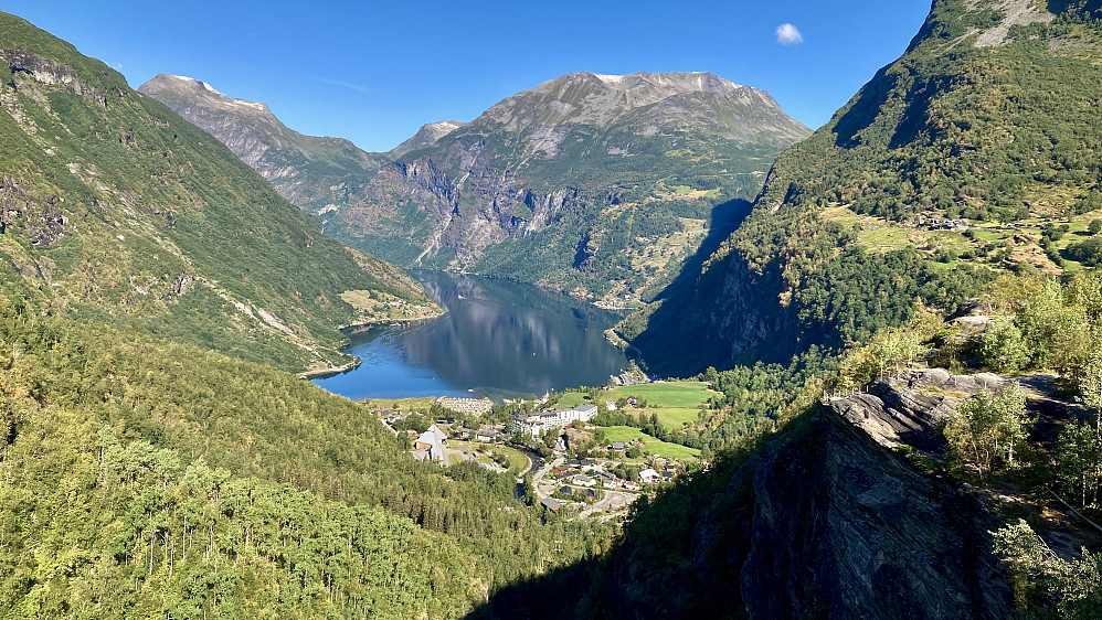 Mot Geiranger og Geirangerfjorden. Eidshornet 1629 i bakgrunnen