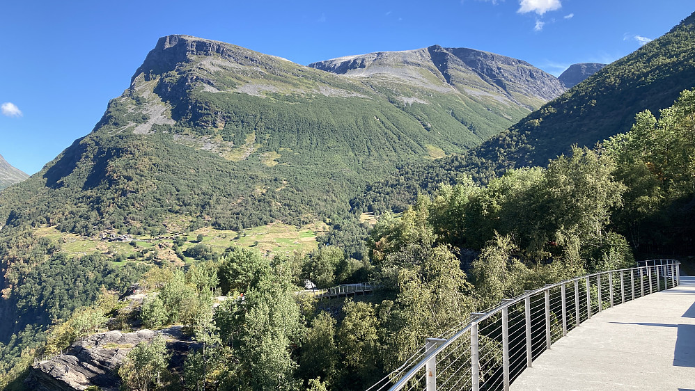 Mot Vesteråsdalen med Laushornet 1502 og Sætertverrfjellet 1689 i bakgrunnen