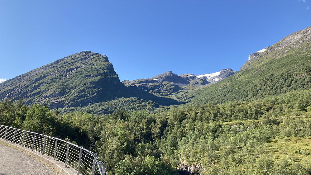 Utsikt vestover mot Flydalshornet 1191 (?). Flydalsbreen med Steegga 1693 i bakgrunnen mot høyre