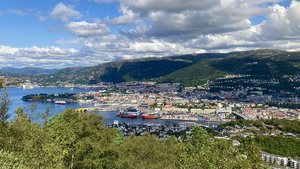 Hurtigruten på vei inn til Bergen. Nordnespynten er passert. Rundemanen og Fløyen i bakgrunnen