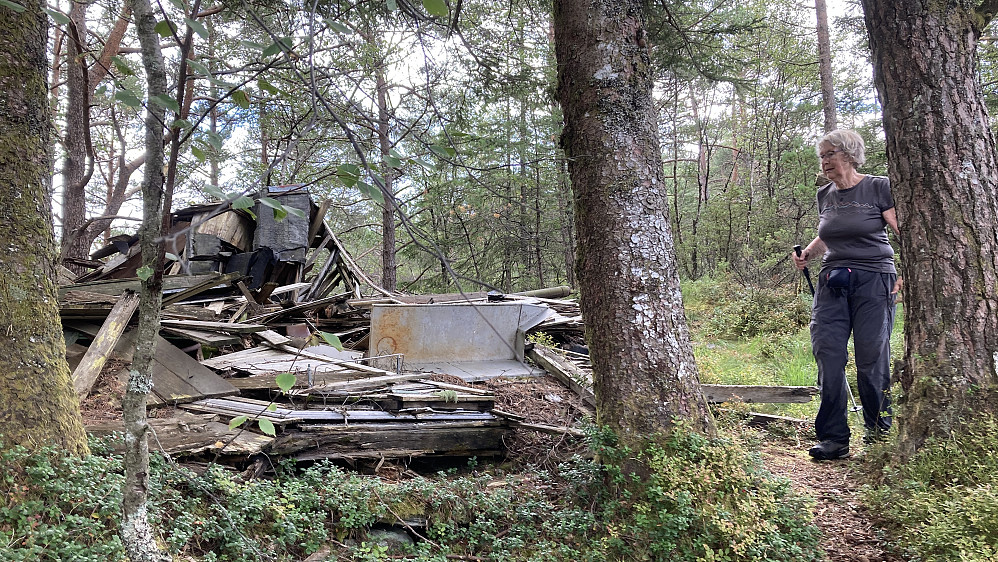 Ruin etter en hytte ved stien til Storsåta