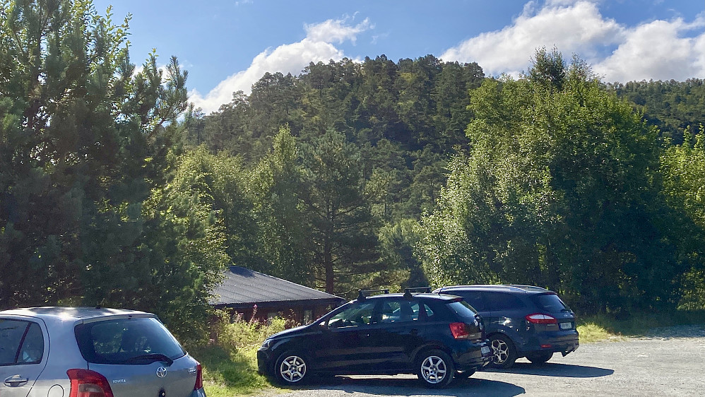 Ådneskarhaugen er synlig mot sør fra P-plassen