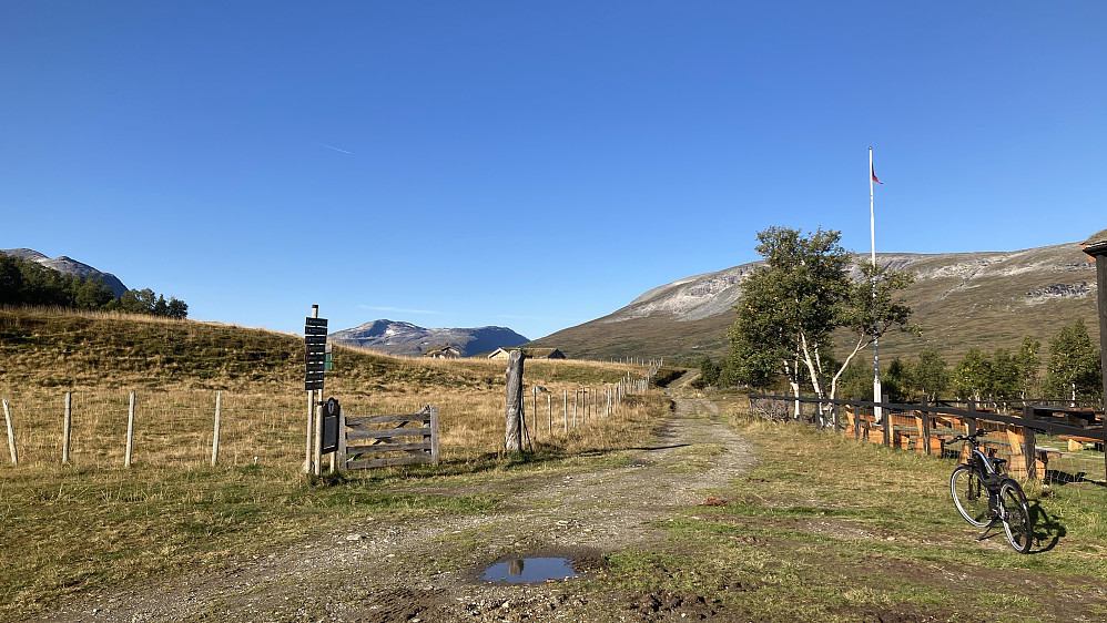 Nydelig dag i Trollheimen! Ruten mot Trollhøtta går opp høydedraget (bak flaggstangen) mot Langfjellet. Svarthøtta 1548 i Rennebu i bakgrunnen midt i bildet