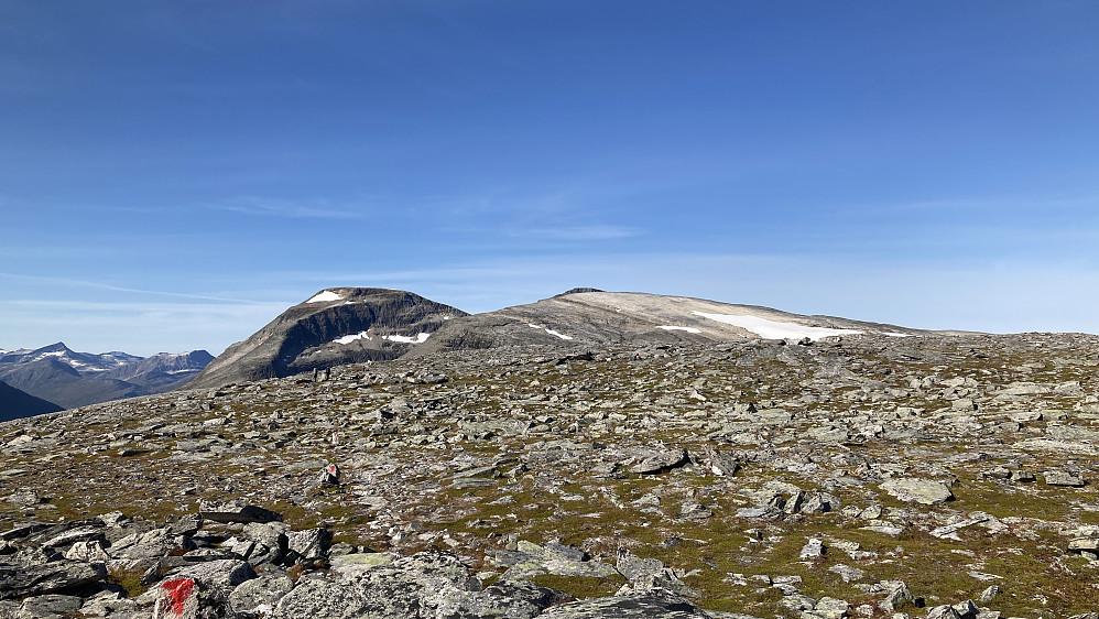 Sørtoppen 1614 mot venstre. Den flate Østtoppen 1520 mot høyre med skalken av Nordtoppen 1596 bakenfor