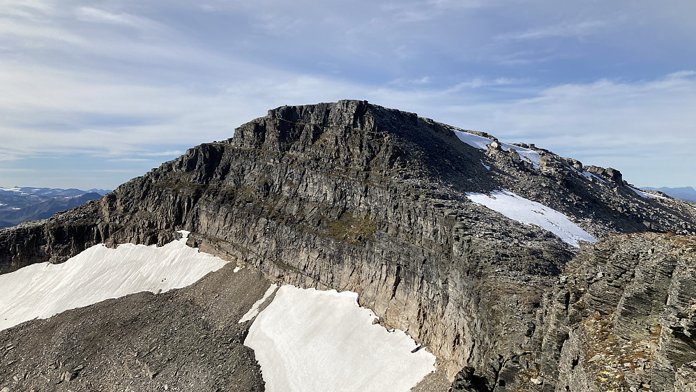 Trollhøtta Nordtoppen sett fra Østtoppen. Merket sti går i skråningen til venstre for snøfeltene
