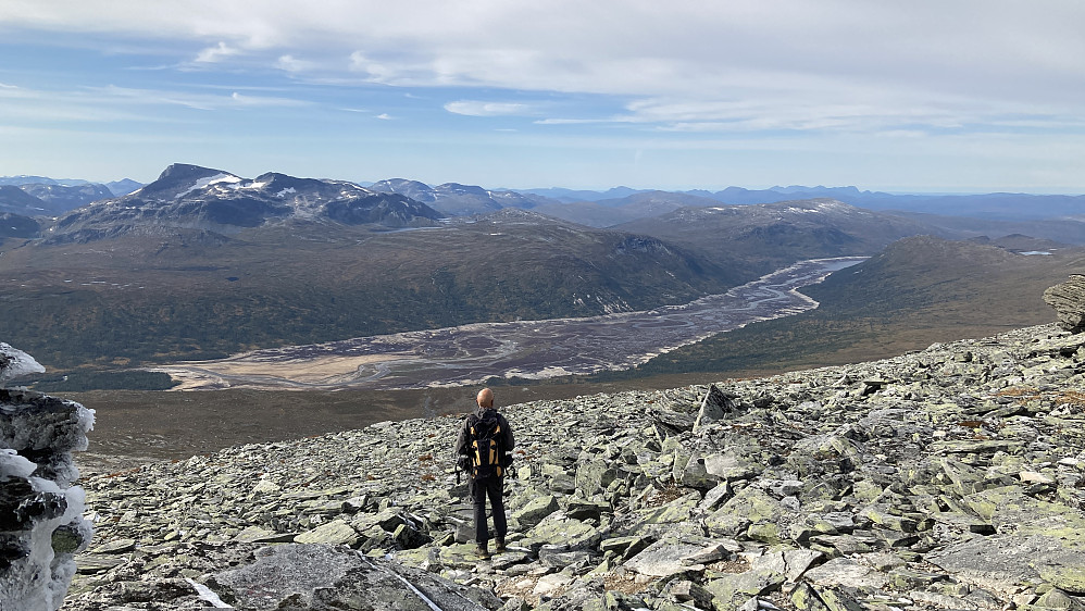 Utsikt vestover fra Nordtoppen mot den ekstremt nedtappete Gråsjøen. Snota i bakgrunnen