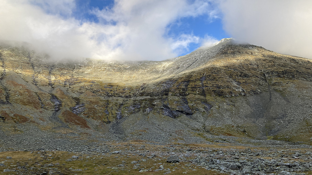 Ruten går opp den brune, rombeformede gressbakken til venstre i bildet, mellom de to mørke områdene (fjell og rennende vann). Topp-området på Storsylen til høyre i bildet, tatt på returen