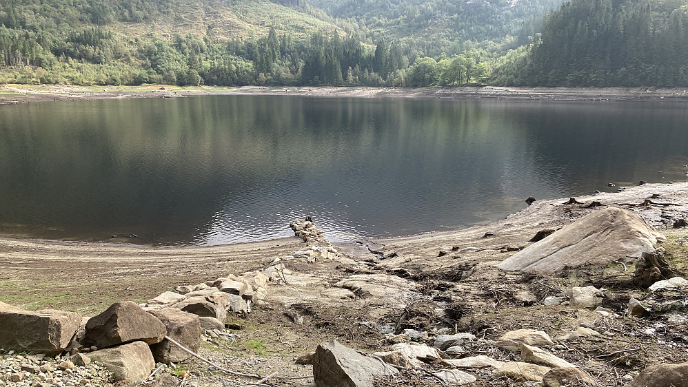 Vor/båtstø litt vest for nordenden av Svartediket. Dette kan og være steingarden som markerkete grensen mellom Årstads utmark og Garmannslun (Dag Sletten side 85)