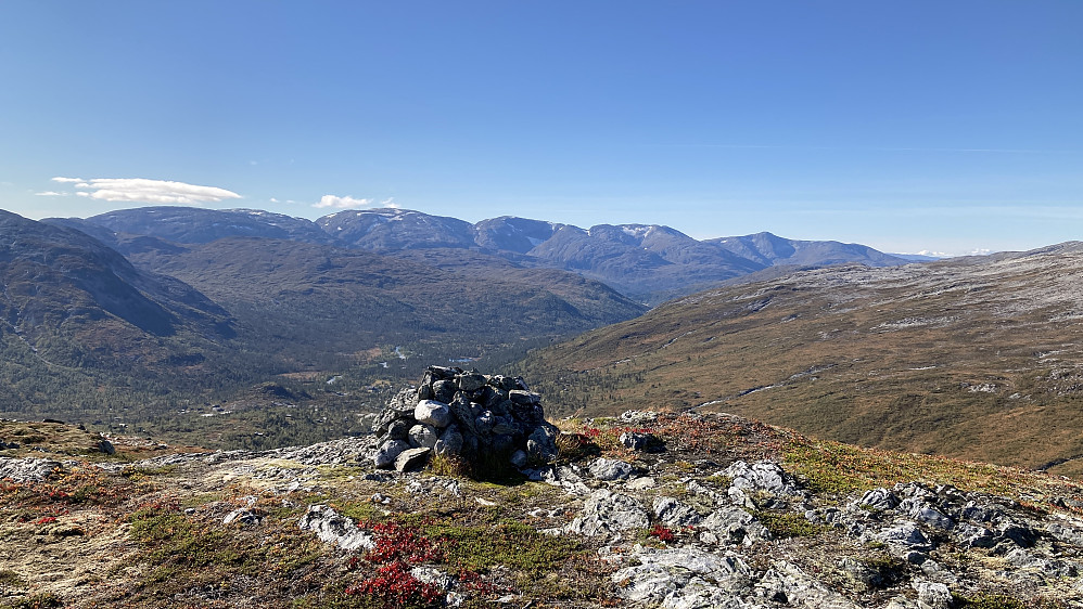 Flott utsikt vestover mot Raundalseggi fra lengst sørvest på Ljosandberget. I bakgrunnen fra høyre mot venstre: Horndalsnuten 1461, Skipadalsnuten 1496, Seldalnuten 1548 og Olsskavlen 1576.