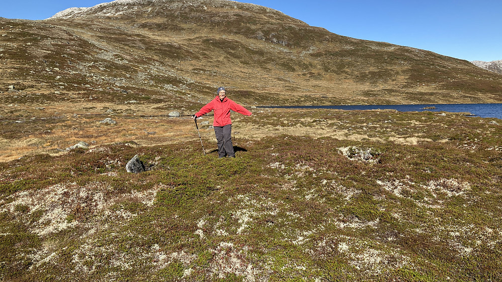 Astrid markerer de to mest tydelige fangstgravene på odden i Borgarbuvatnet