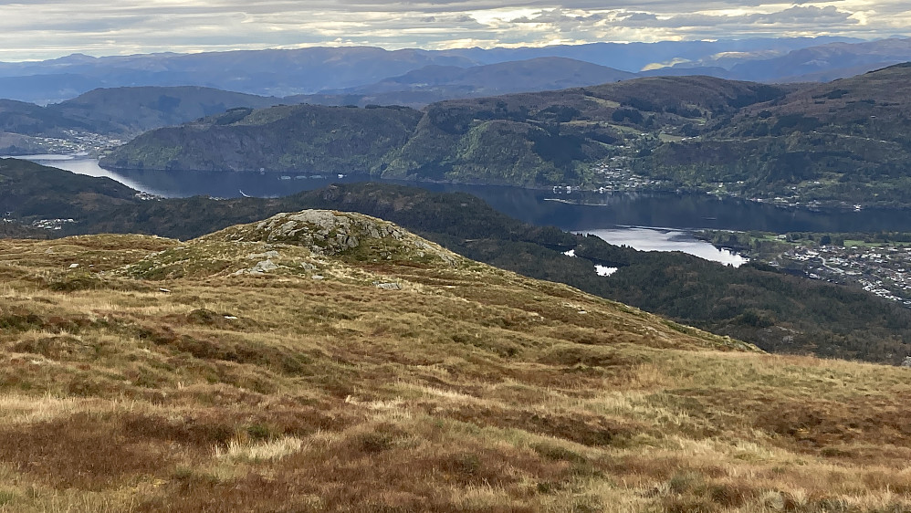 På vei mot neste mål Bjørndalssåta 577. Utsikt mot Sørfjorden og Osterøy i NNØ