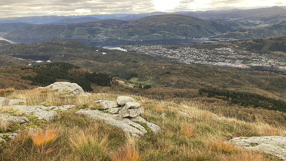 Fra Såta mot Kvamsdalen  der Gapahuken er såvidt synlig. Garnes og Osterøy i bakgrunnen 