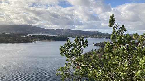 Flott utsikt vestover mot Vatlestraumen og nordenden av Bjorøy