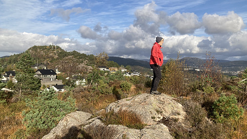 Astrid på toppen av Hilrafjellet