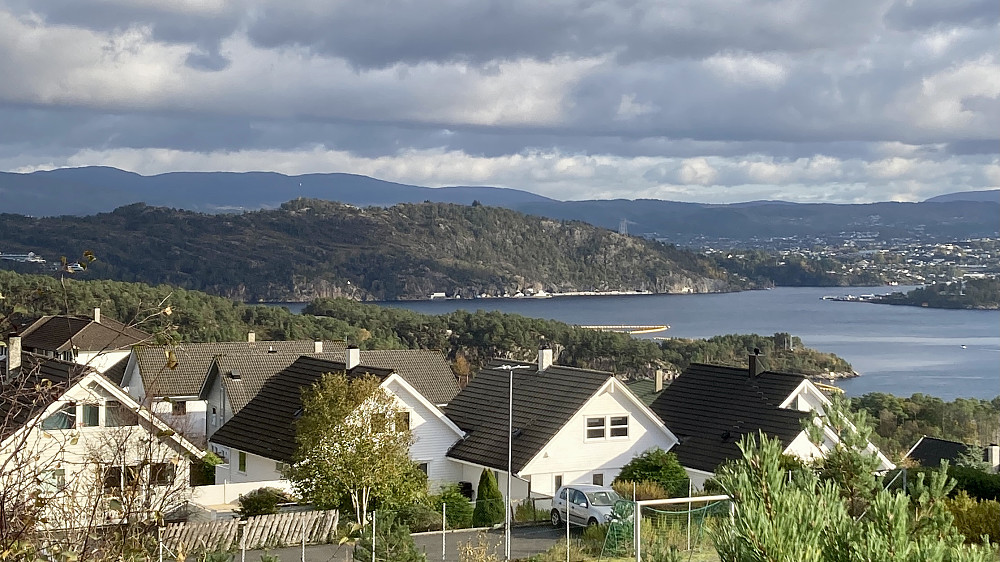 Utsikt østover mot Grimstadfjorden og Knappenfjellet