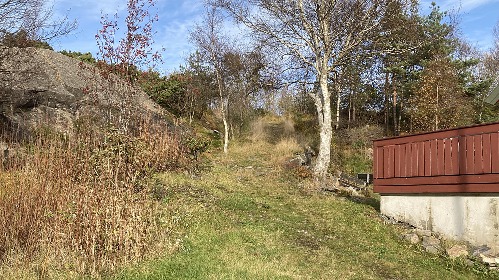 En gammel vei fra krigens dager fører opp til anlegget på Hilrafjellet