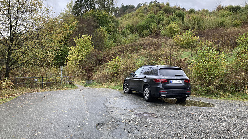 Satte fra meg bilen i utkanten av snuplassen i Feråsvegen