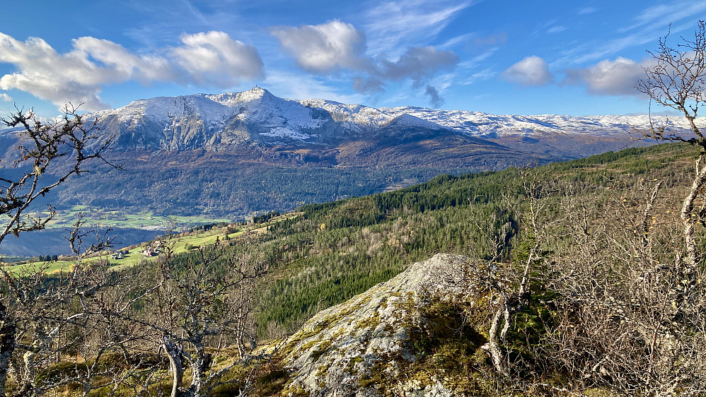 Vestover mot Lønavatnet. Lønahorgi har iført seg vinterprakten!