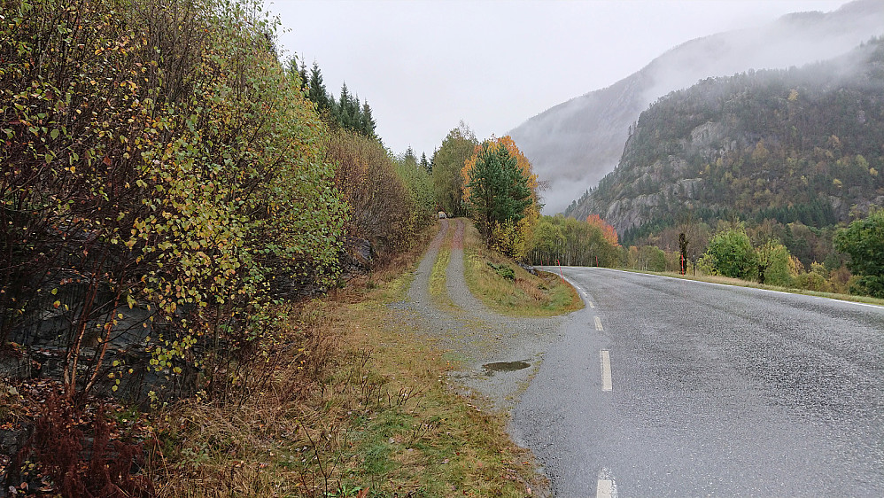 Traktorvegen går av mot venstre og går  parallellt med Raundalsvegen et stykke østover. Foto Harald Barnes