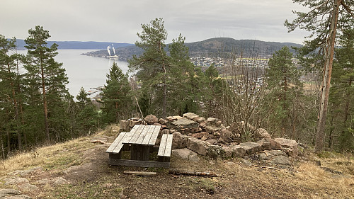 Flott utsikt utover Drammensfjorden fra Speiderhytta