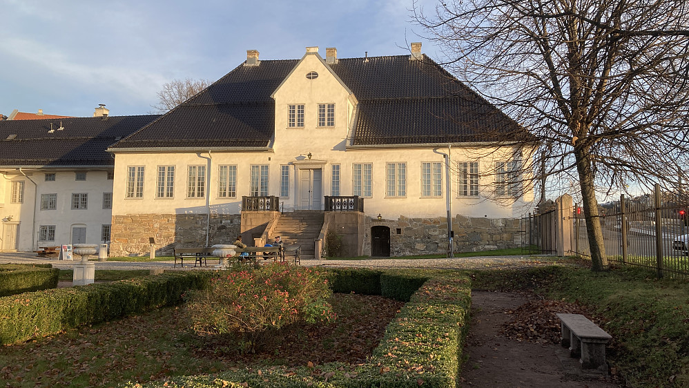 Oslo Ladegård og bispegård fra 1725. Under bygningen  fantes det ruiner etter den første bispeborgen fra 1200-tallet