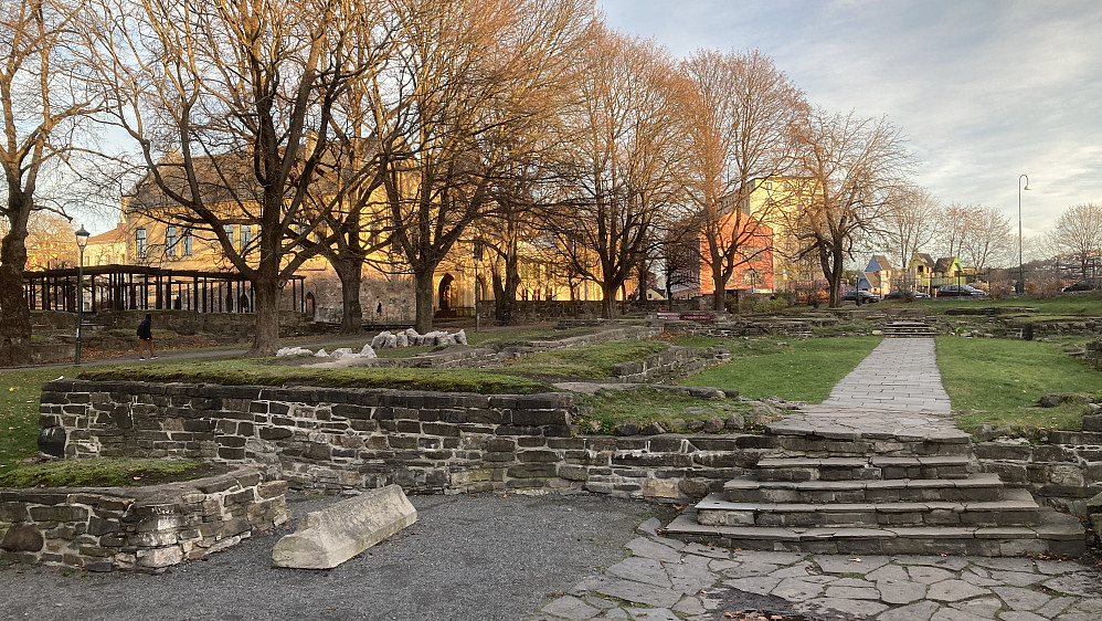 Hallvardskatedralen med kirkestedet i Minneparken. De  eldste delene av kirken er fra 1100-tallet. Kong Sigurd Jorsalfar ble gravlagt i korets sørvegg i 1130